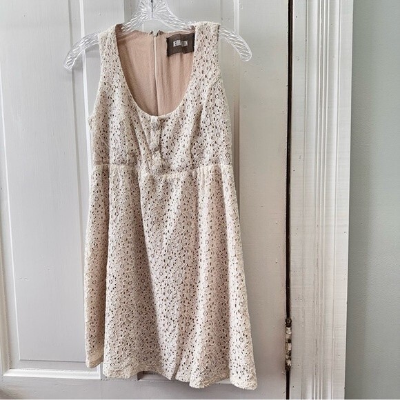 Reformation Dresses & Skirts - Reformation off white cream floral lace dress fully lined women's 4